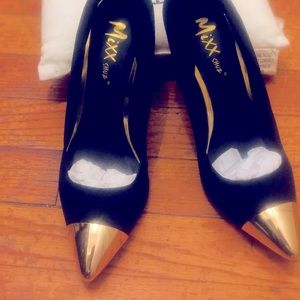 Black suede cap toe pump